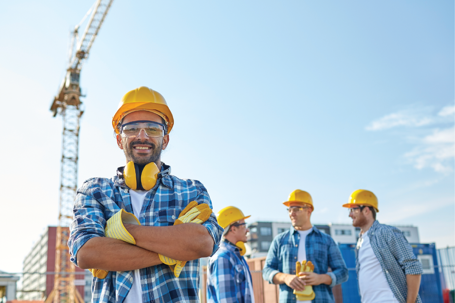 Trabajadores de construcción en sitio de obra